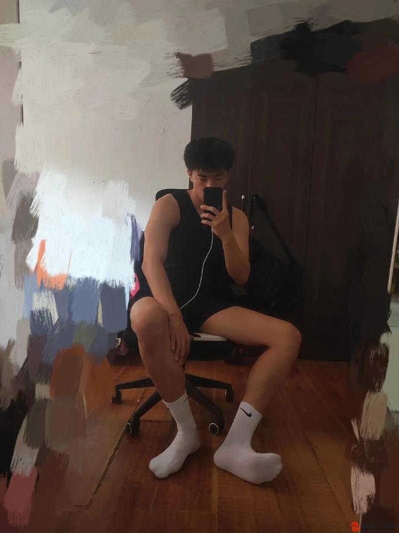 小奶狗腹肌体育生天台放烟花：浪漫瞬间