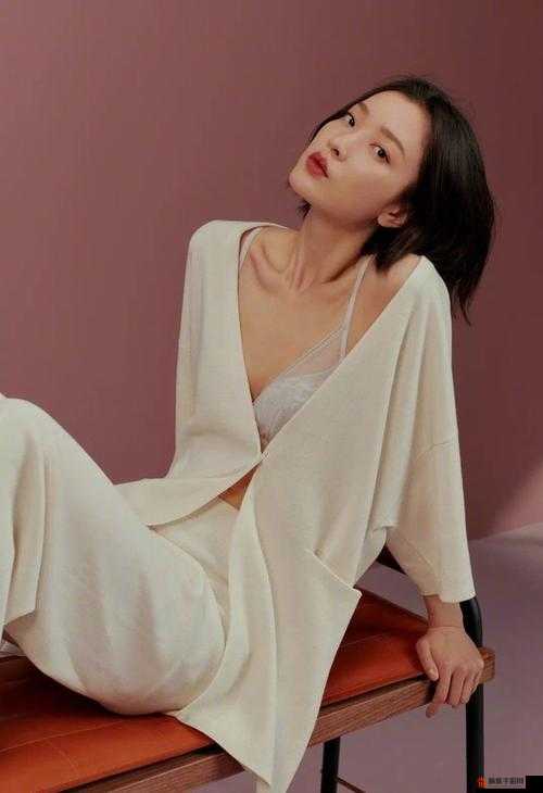 玉门大开：国模小蝶的性感魅力