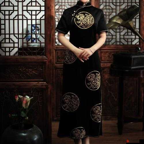 真丝旗袍，老师的优雅与教诲：黑色双开的寓意与启示