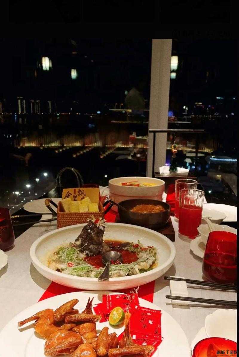 一边享受美食一边惬意地在下面敷面膜的美好时光