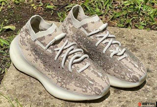 Yeezy380 蜜桃粉和白色据传有剧本炒作引发市场热议和消费者关注
